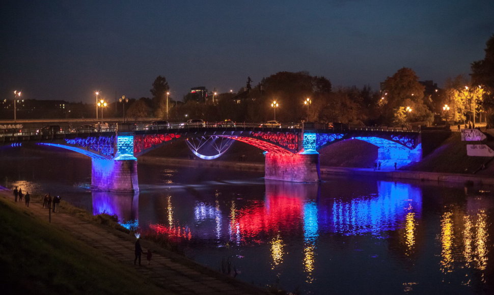 Moderniai apšviestas Žvėryno tiltas