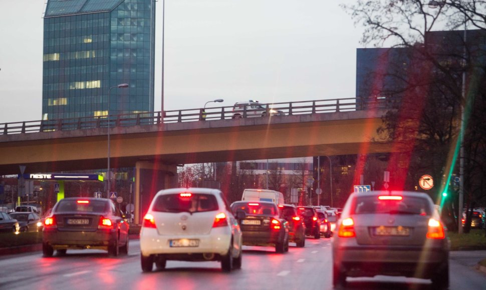 Vilniuje gatvės virto čiuožykla, žmonės įstrigo didžiulėse spūstyse