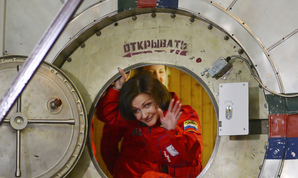 2015 m. Rusijoje taip pat buvo atliekamas skrydžio į Mėnulį imitavimas – jam buvo atrinkta vien moteriška įgula
