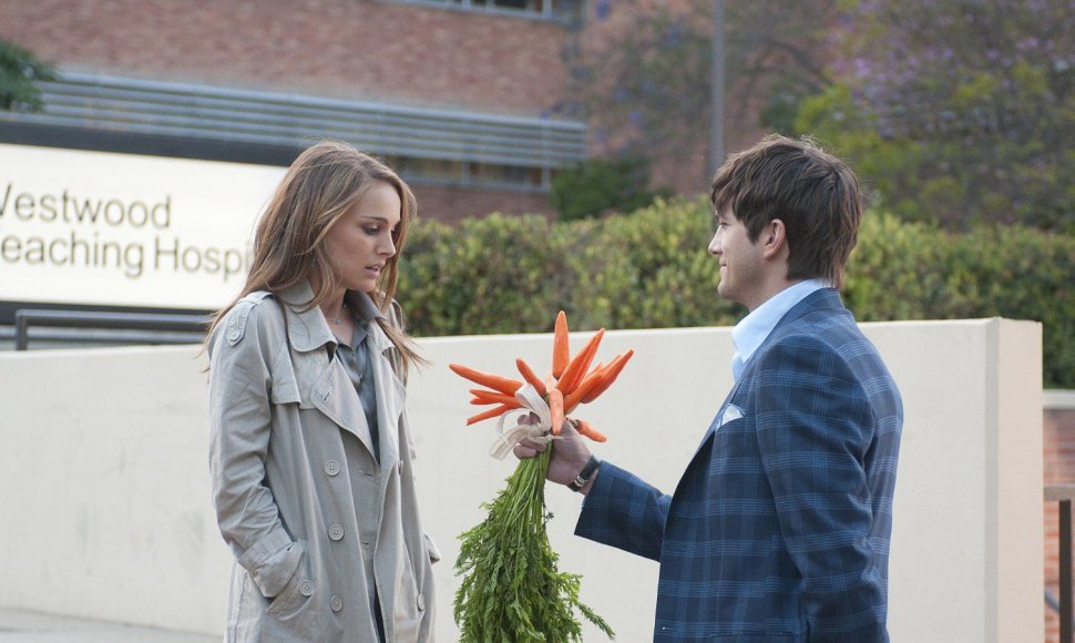 Natalie Portman ir Ashtonas Kutcheris romantinėje komedijoje „Be įsipareigojimų“ (2011 m.)