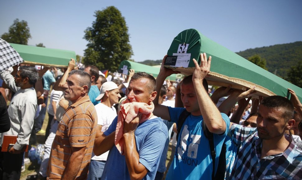 Tūkstančiai žmonių mini Srebrenicos žudynių aukų atminimą
