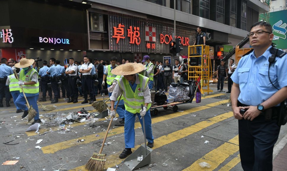Honkonge ardomos protestuotojų barikados ir stovyklos