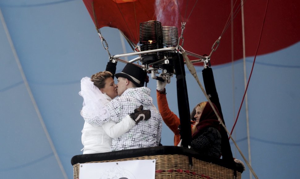 Latvijoje pakilusios į orą balionais susituokė pusšimtis porų