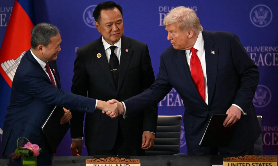 D. Trumpas su Tailando ir Kambodžos premjerais per taikos susitarimo pasira&scaron;ymo ceremoniją / MOHD RASFAN / AFP