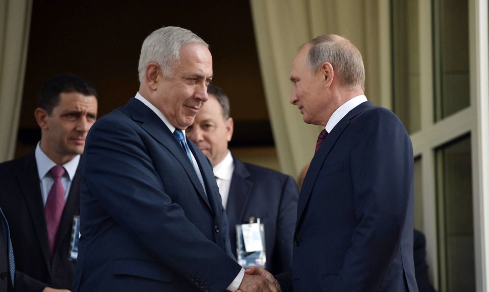 Benjaminas Netanyahu ir Vladimiras Putinas (dešinėje)
