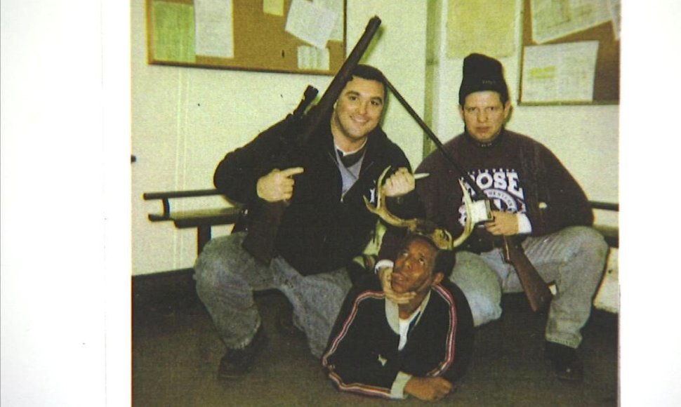 Čikagos policininkai su sulaikytu juodaodžiu nusifotografavo kaip su medžioklės laimikiu