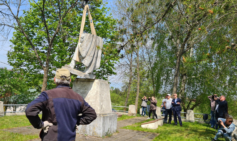 Merkinėje nukeltas paminklas sovietiniams kariams