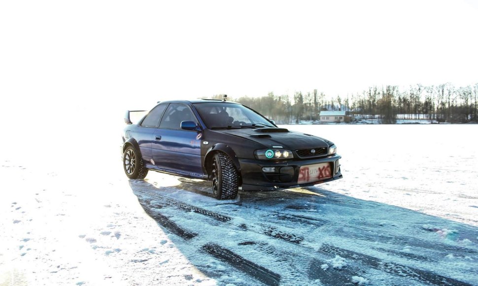 „Subaru Impreza WRX STI“ važiuoja ant ledo