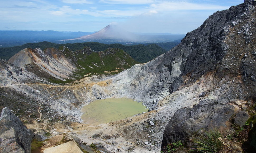 Ežeras Sibaykako ugnikalnio krateryje ir už jo rūkstantis Sinabungo ugnikalnis.