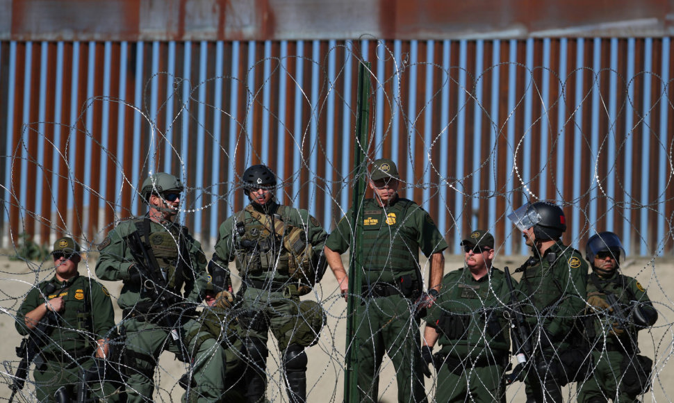 JAV pasieniečiai prie tvoros palei Amerikos ir Meksikos sieną