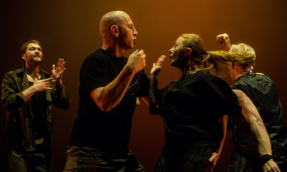 Vyras. &bdquo;Metamorfozė&ldquo; (pagal Franzo Kafkos kūrybą), rež. Oliver Frljić, Lietuvos nacionalinis dramos teatras, 2023