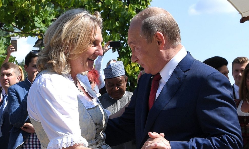 Karin Kneissl ir Vladimiras Putinas