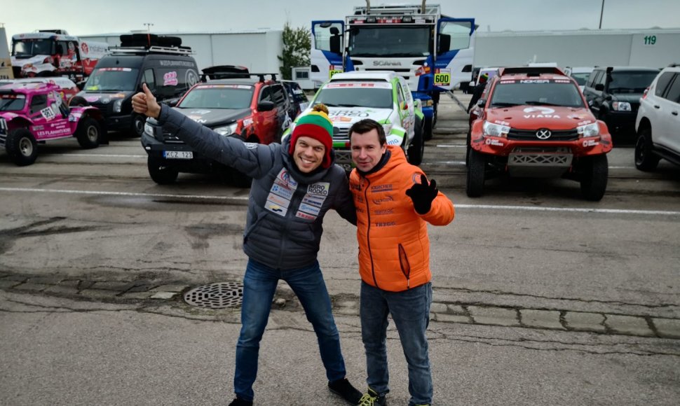 Le Havro uoste rikiuojami Dakaro ralio automobiliai, Vaidotas Žala ir Antanas Juknevičius