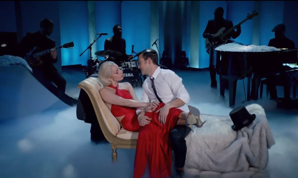Lady Gaga ir Josephas Gordonas-Levittas atlieka Kalėdų klasiką „Baby, It's Cold Outside“