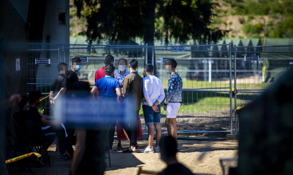 Pirmieji migrantai apsigyveno palapinių miestelyje