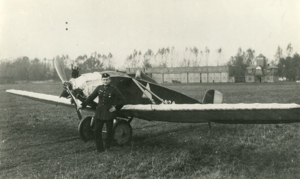 Vyr. ltn. Antanas Gustaitis prie savo lėktuvo ANBO-I, 1925 m.
