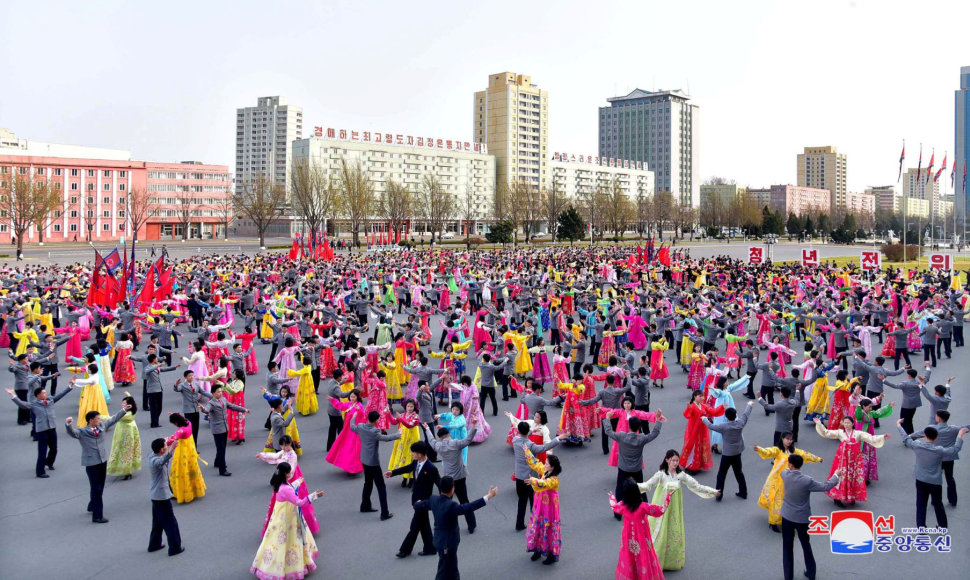 Šiaurės Korėja šokiais mini velionio šalies Kim Jong Ilo dieną