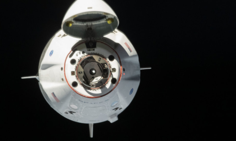 „SpaceX Crew Dragon“ kosminė kapsulė artėja prie Tarptautinės kosminės stoties