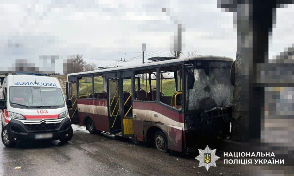Rusai ap&scaron;audė keleivinį autobusą Chersone