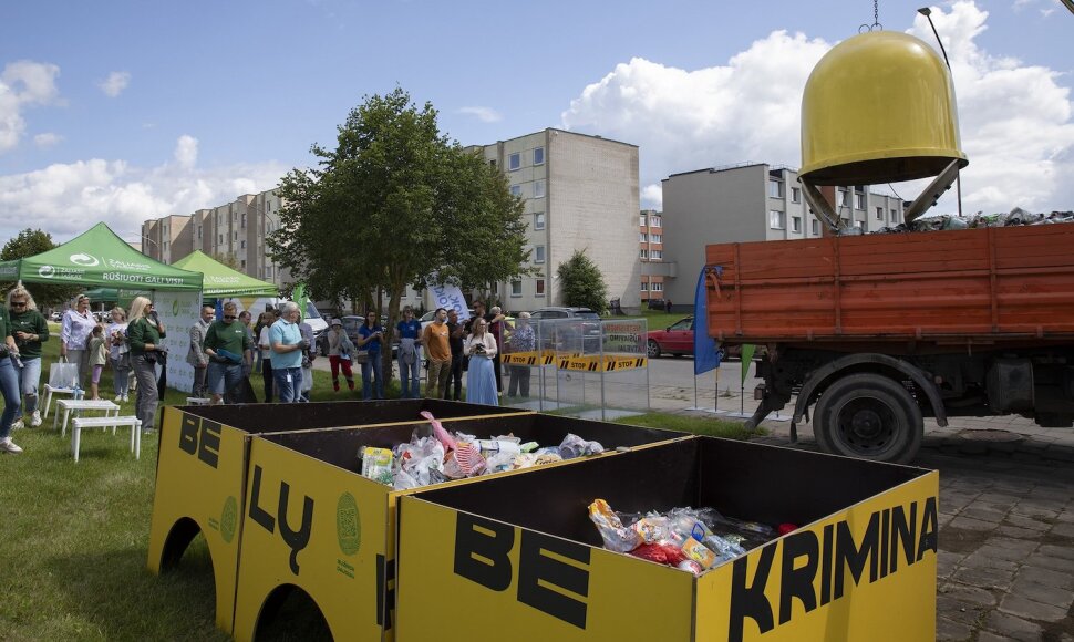 Kai ežerų kra&scaron;tą užplūsta poilsiautojai, padaugėja atliekų: Zarasuose vie&scaron;ai i&scaron;kratytas plastiko konteineris