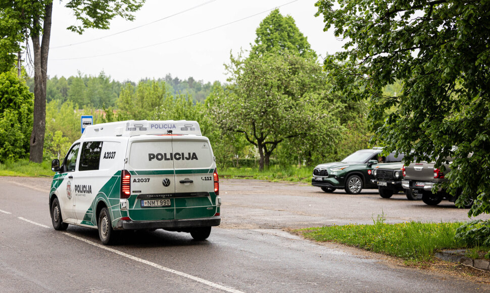 Gudžių kaime Karo policija ir Lietuvos kariuomenė ie&scaron;ko drono