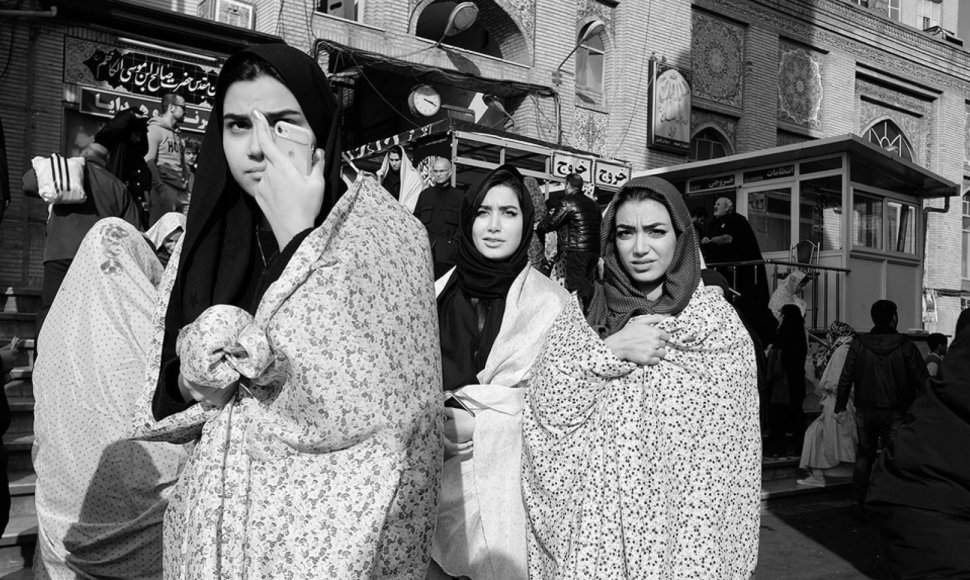 Mykolas Juodelė. Merginos mečetės kieme. Teheranas