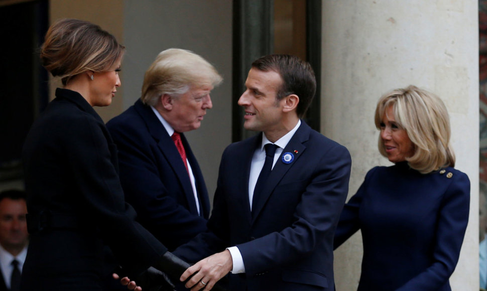 Donaldas Trumas ir Emmanuelis Macronas bei jų žmonos Melania Trump ir Brigitte Macron