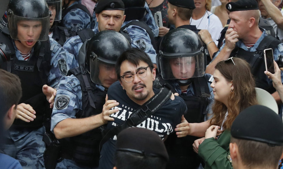 Maskvoje sulaikomas protestuotojas