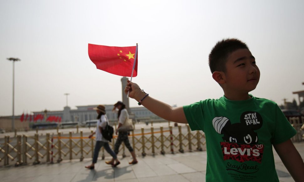 Berniukas su Kinijos vėliava Tiananmeno aikštėje