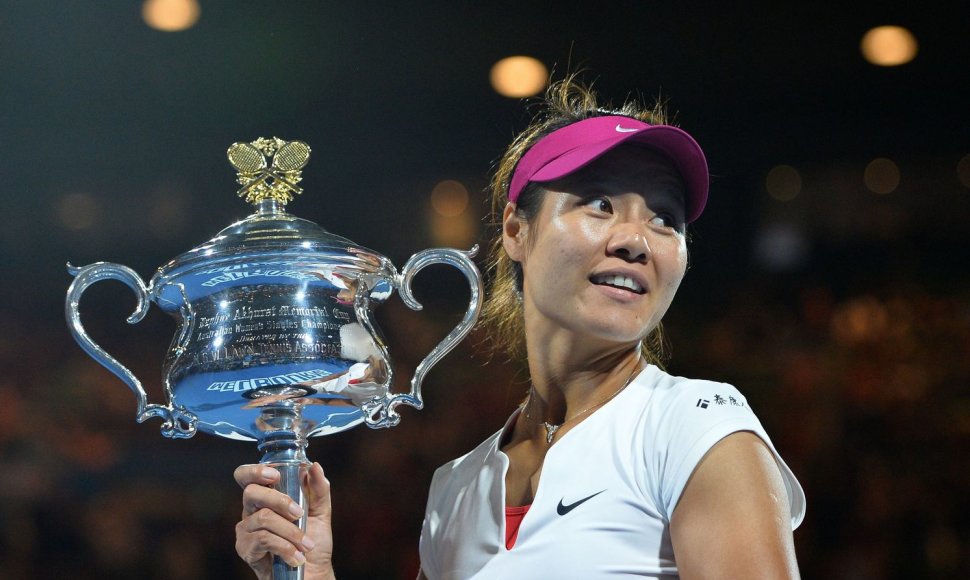 Li Na su „Australian Open“ trofėjumi