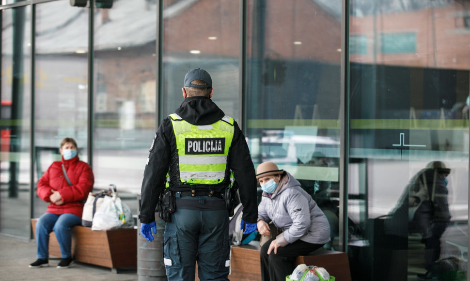 Pareigūnai stotyse tikrino keliautojų dokumentus