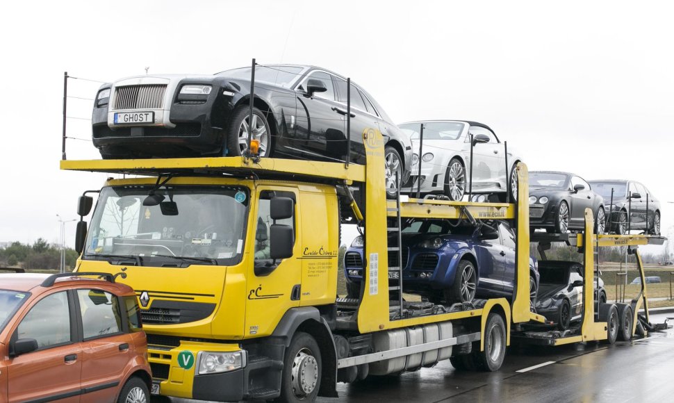 Prabangius automobilius gabenantis autovežis Vilniuje