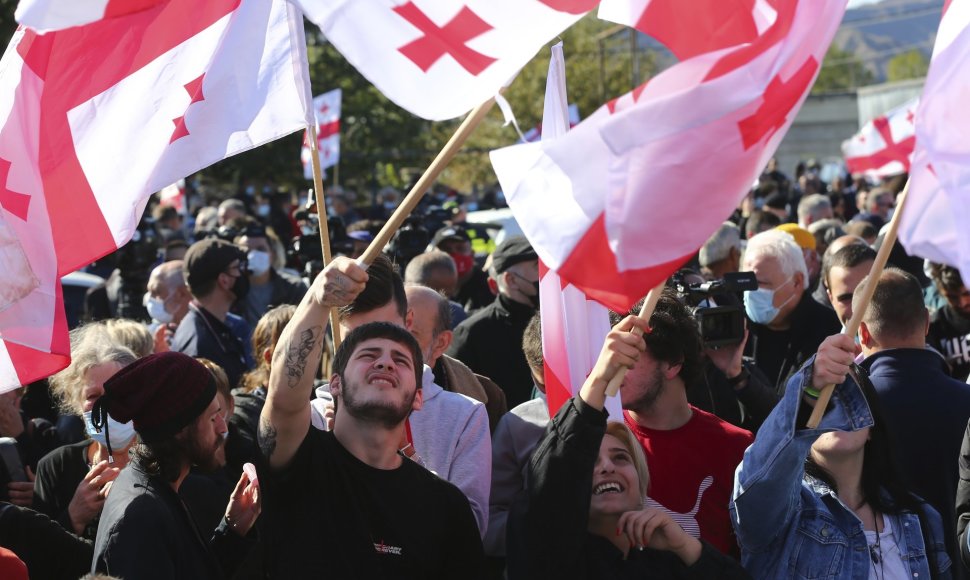 Sakartvele tūkstančiai žmonių reikalauja įkalinto eksprezidento paleidimo