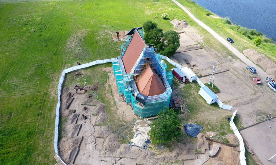 Archeologiniai tyrimai Zapyškio bažnyčioje ir greta jos tęsėsi metus.