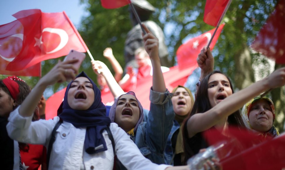 Prieš Erdogano vizitą Londone įvyko protestas