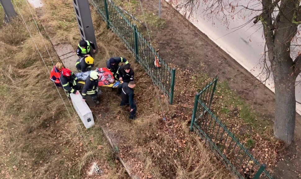 Vilniuje vaikinas &scaron;oko ant traukinio &ndash; nuplė&scaron;ė kabelį: elektra trenkė ir medikui