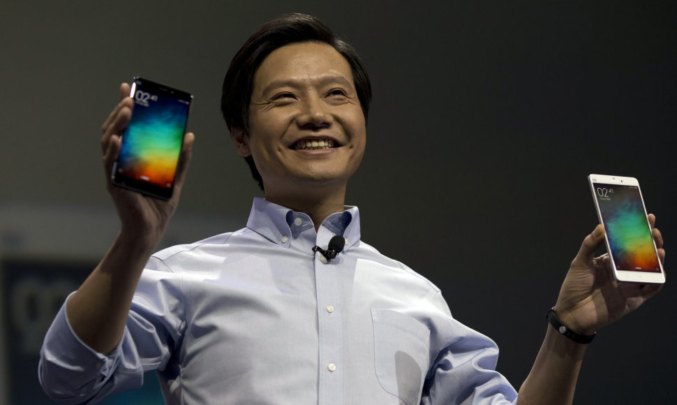 „Xiaomi“ tarybos pirmininkas Lei'us Junas laiko naują kinų flagmaną „Mi Note“
