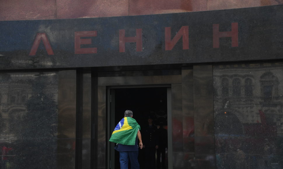 Brazilijos fanas žygiuoja į Lenino mauzoliejų