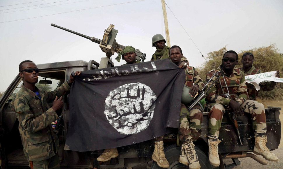 Nigerijos kariai laiko „Boko Haram“ vėliavą