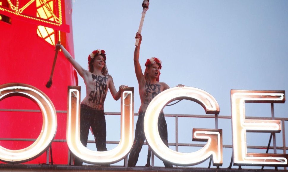 „Femen“ protestas ant „Moulin Rouge“ stogo