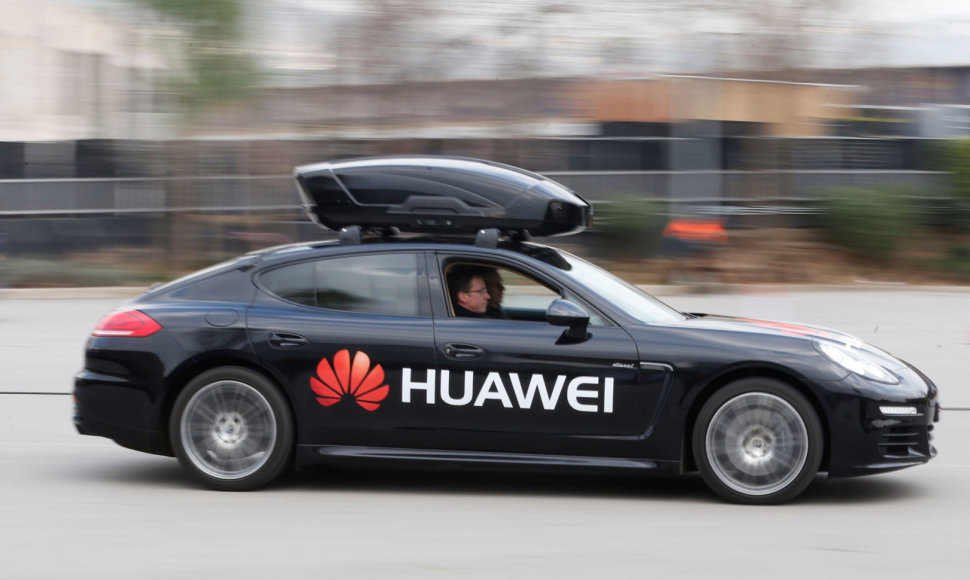 „Huawei“ telefonu valdomas „Porsche Panamera“ automobilis