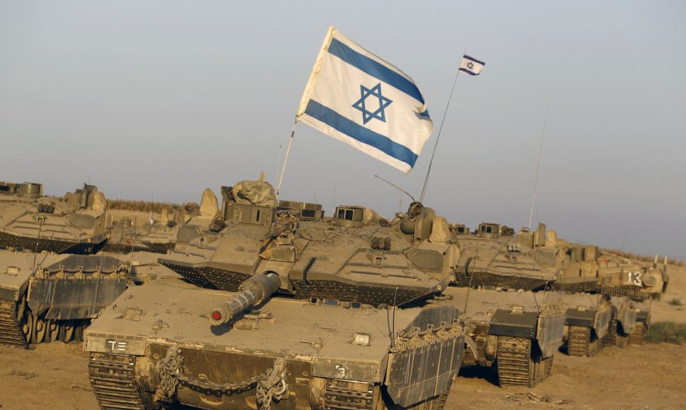 Izraelio tankai netoli sienos su Gazos ruožu 