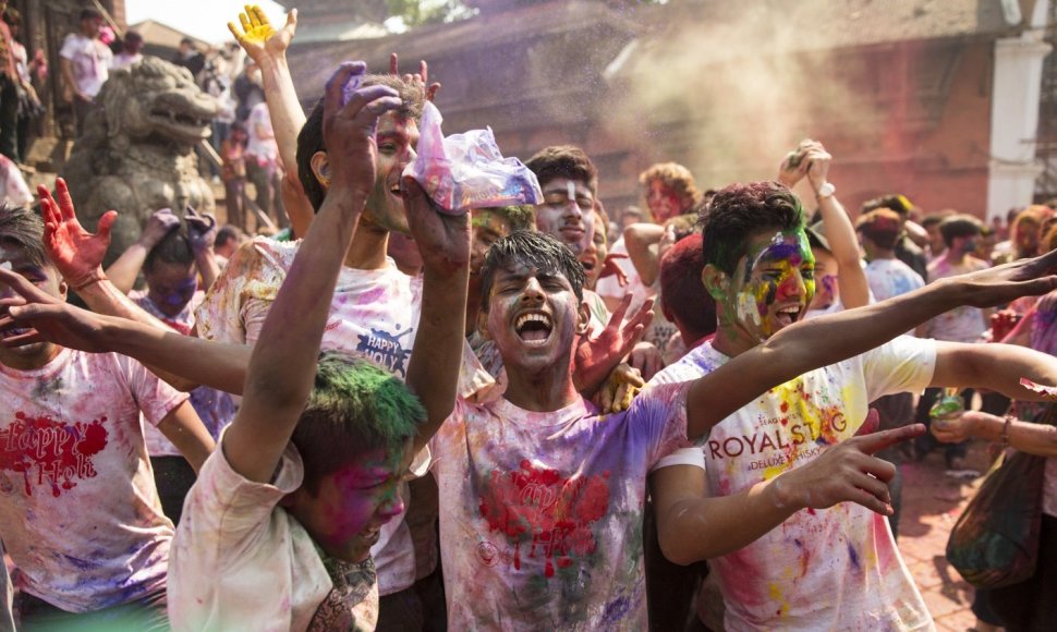 Holi švenčia visas Katmandu