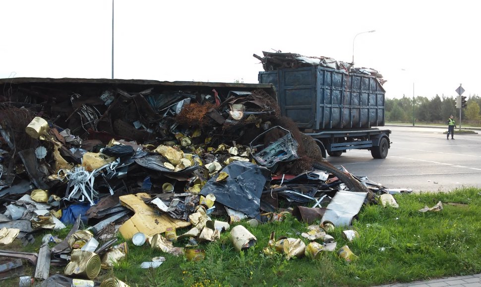 Pakeliui į Klaipėdos uostą apvirto metalo laužą vežęs sunkvežimis