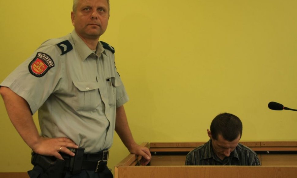 Savo keturių vaikų motiną užmušęs Povilas Valeika teisiamųjų suole gūžėsi ir nedrįso pakelti akių. 