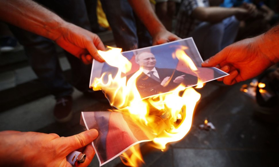 Protestuotojai degina V.Putino nuotrauką