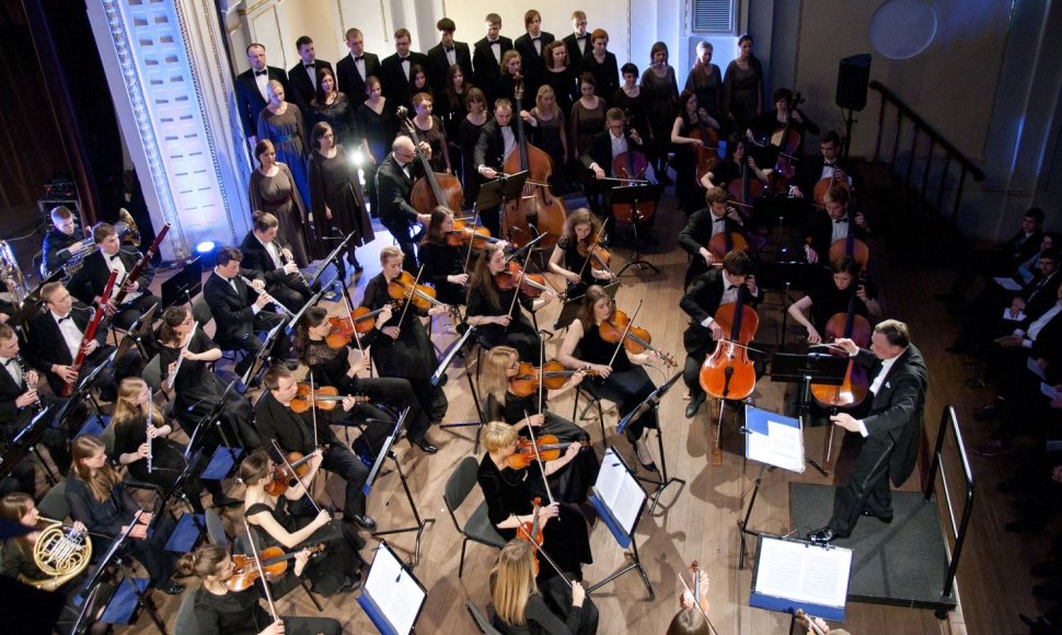 Lietuvos muzikos ir teatro akademijos orkestrui bei chorui diriguos Martynas Staškus.