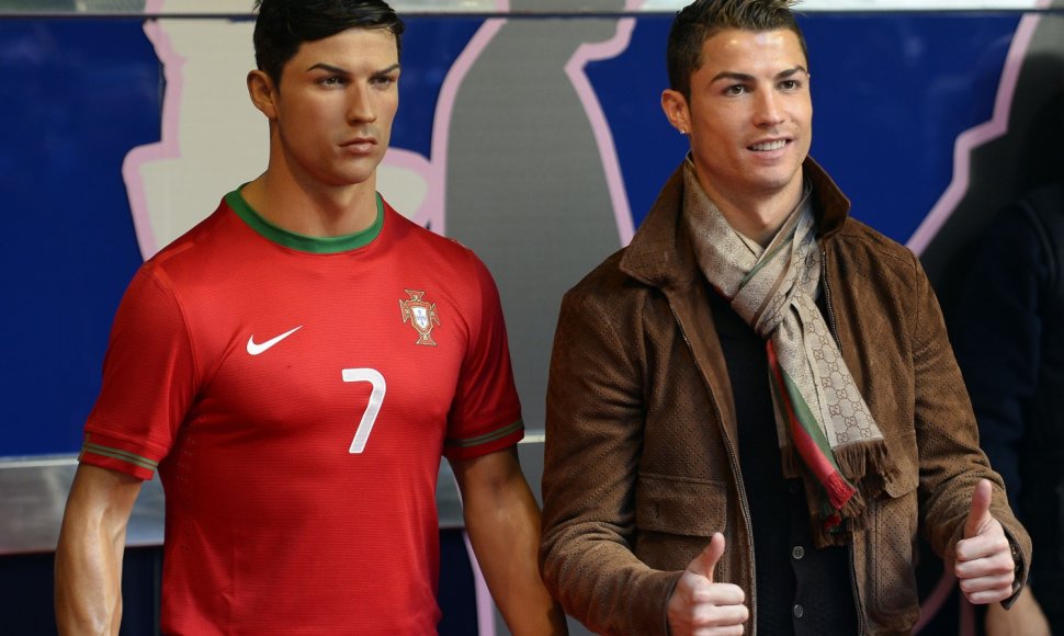 Cristiano Ronaldo ir jo vaškinė figūra