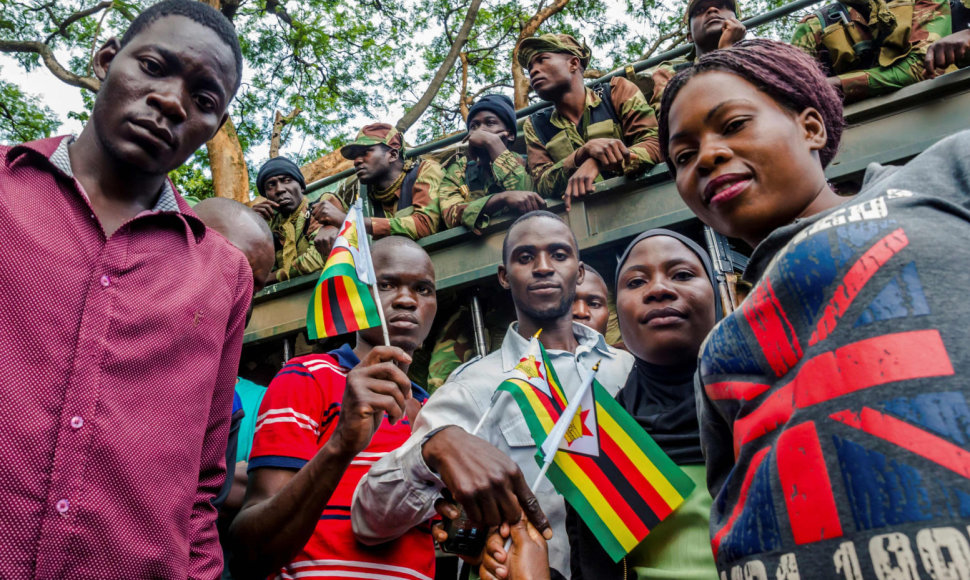 Dešimtys tūkstančių demonstrantų Zimbabvėje reikalauja R.Mugabe atsistatydinimo
