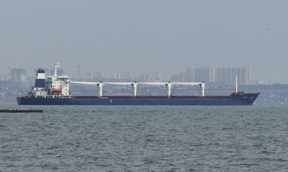 Laivas „Razoni“ su grūdais iš Ukrainos išplaukia iš Odesos uosto.